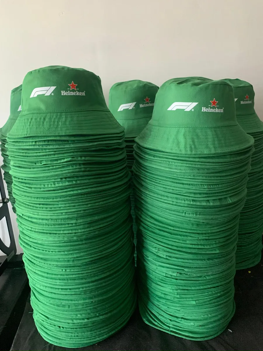 Pilusos verdes con los logos de F1 y Heineken, apilados